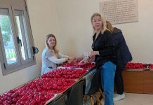 Η σύζυγος του Γιάννη Αναστασίου στα συσσίτια του Αγρινίου (foto)