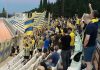 Κίτρινο και μπλε πέταλο στη Λιβαδειά: Οι οπαδοί του Παναιτωλικού δίνουν τον ρυθμό για τη νίκη! (foto)